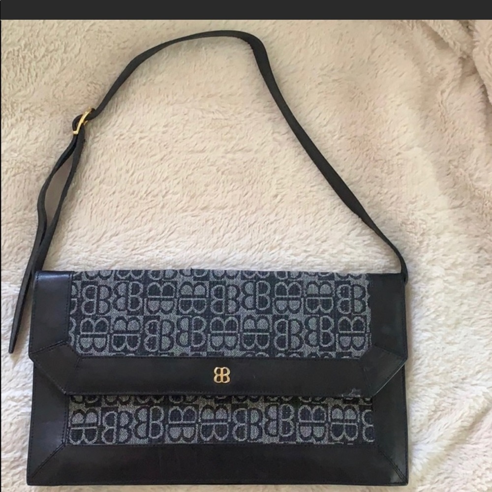 On trend vintage Balenciaga shoulder bag!